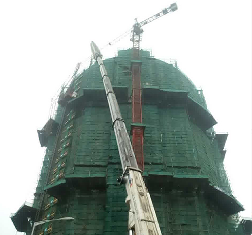 绵竹吊车在工地上作业